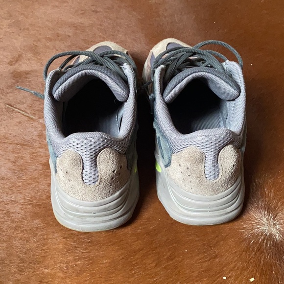 Adidas Yeezy Boost 700 Mauve - Picture 3 of 4